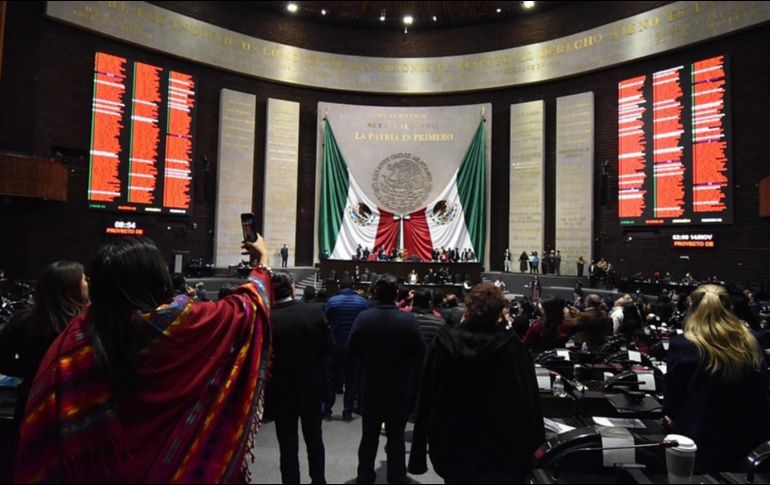 La madrugada de hoy domingo, las bancadas de Morena, Verde y PT aprobaron el Presupuesto de Egresos del 2022 sin modificarle una coma. EFE /