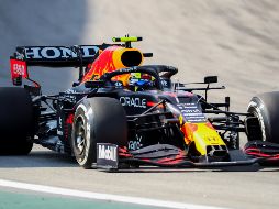 El piloto tapatío marchaba en tercer lugar, con una considerable distancia sobre Bottas, sin embargo, la suerte le sonrió al piloto de Mercedes. EFE / S. Moreira