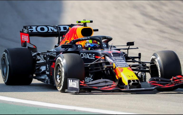 El piloto tapatío marchaba en tercer lugar, con una considerable distancia sobre Bottas, sin embargo, la suerte le sonrió al piloto de Mercedes. EFE / S. Moreira