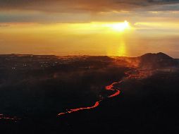La emisión de dióxido de azufre asociada al penacho volcánico sigue siendo alta. EFE / J. Diges