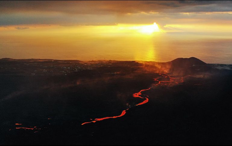 La emisión de dióxido de azufre asociada al penacho volcánico sigue siendo alta. EFE / J. Diges