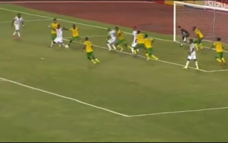 En las imágenes se aprecia claramente cómo el delantero ghanés se dejó caer al césped sin que existiera contacto entre él y el defensa de Sudáfrica. TWITTER