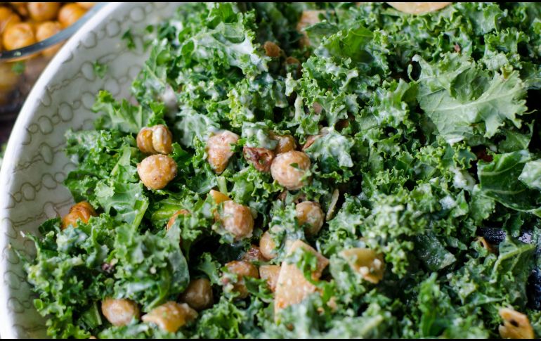 Ensalada de garbanzos tostados. ESPECIAL/Photo by Deryn Macey on Unsplash.