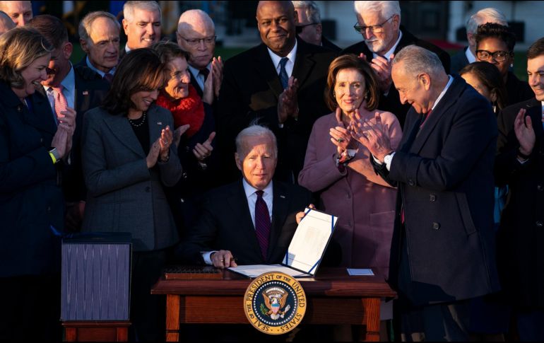 Con el acuerdo bipartidista, el mandatario tuvo que elegir entre mantener su promesa de promover la unidad nacional y su compromiso por un cambio transformativo. AP/E. Vucci