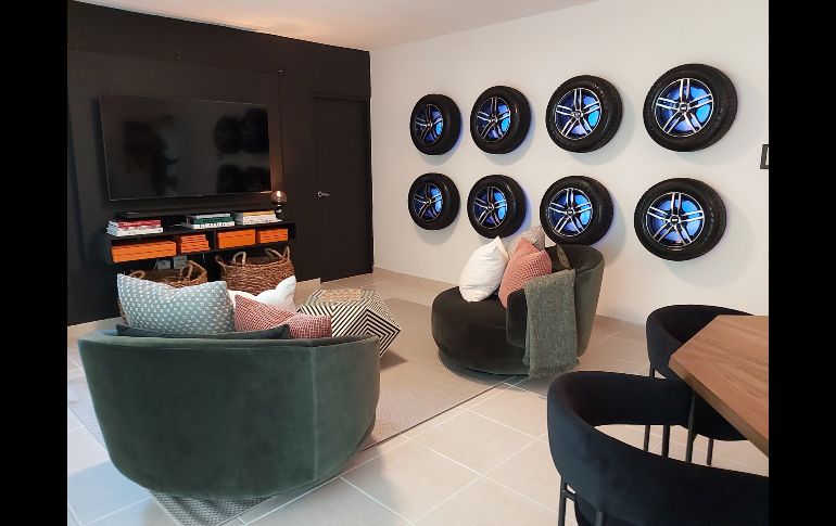 Los colores abundan en las paredes, en las sillas de la terraza y en las luces de los neumáticos que decoran el salón. EFE / M. VILLÉN