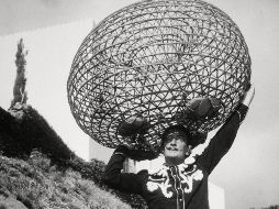 La  lámpara, hecha de yeso y mimbre, representa una nasa de pescador utilizada por los pescadores en Cadaquès con los que Salvador Dalí solía tomarse fotos.  EFE / ARTE ARTCURIAL