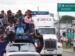 Por el momento los migrantes descansan en la población de Nuevo Ubero, donde reciben atención médica de una unidad móvil del DIF estatal. EFE/D. RICARDEZ