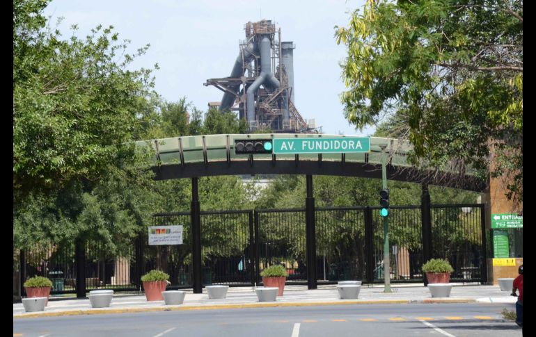 El método de un joven para ingresar botellas al evento se ha vuelto viral. ARCHIVO