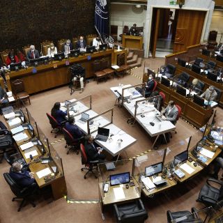 Presidente chileno libra la destitución