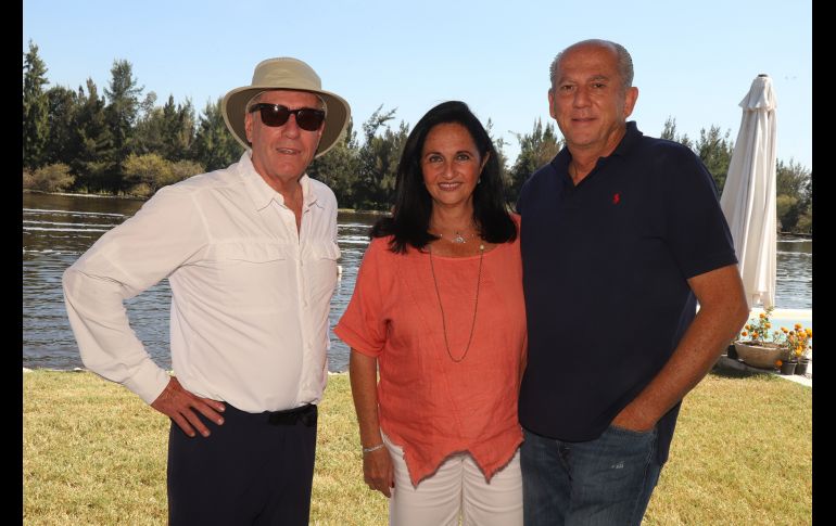 Ignacio Robles, Miriam y Saby Litchi. GENTE BIEN JALISCO/CLAUDIO JIMENO
