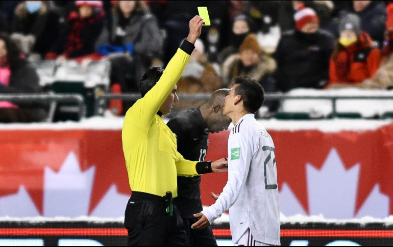 El delantero del Napoli vio el cartón preventivo apenas a los 15 minutos del partido que se jugó en el Commonwealth Stadium de Edmonton. IMAGO7