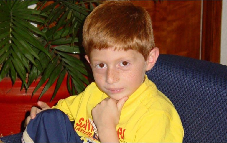 Las fotografías muestran al actor Octavio Ocaña como chambelán en los quince años de sus hermanas. NTM / ARCHIVO