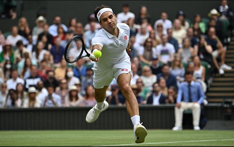 Federer explicó que los plazos para un retorno al circuito quedarán definidos una vez complete varios meses de rigurosa rehabilitación tras la cirugía a la que se sometió en agosto. AFP / ARCHIVO