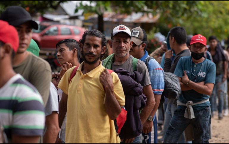 La CNDH expresó preocupación por las condiciones en las que se realiza la caravana migrante al informar de 136 atenciones médicas, 144 gestiones médicas y 598 gestiones jurídicas. EFE / A. Hernández