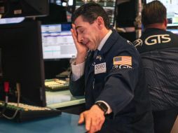 Al finalizar la jornada, la mayor pérdida la tuvieron las empresas energéticas (-1.74%), financieras (-1.11%) y de materiales básicos (-0.64%). AFP/ARCHIVO