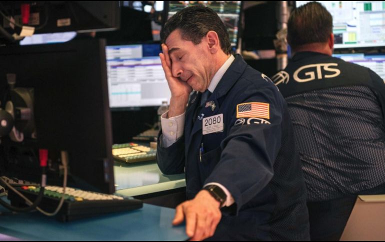 Al finalizar la jornada, la mayor pérdida la tuvieron las empresas energéticas (-1.74%), financieras (-1.11%) y de materiales básicos (-0.64%). AFP/ARCHIVO