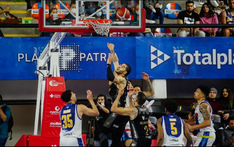 Cinco puntos anotados únicamente por los Astros en tiempo extra fue la clave para la derrota, y es que Fuerza Regia consiguió 15 puntos para alzarse con la victoria. EL INFORMADOR/G. GALLO