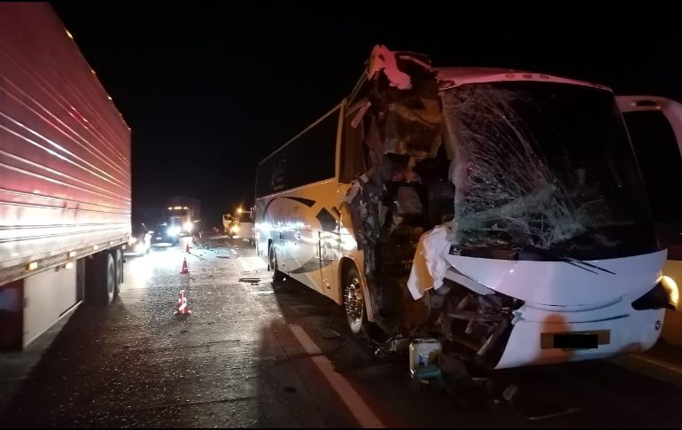 El accidente se registró la madrugada de hoy jueves sobre el Macrolibramiento a su cruce con la carretera a Morelia. ESPECIAL /