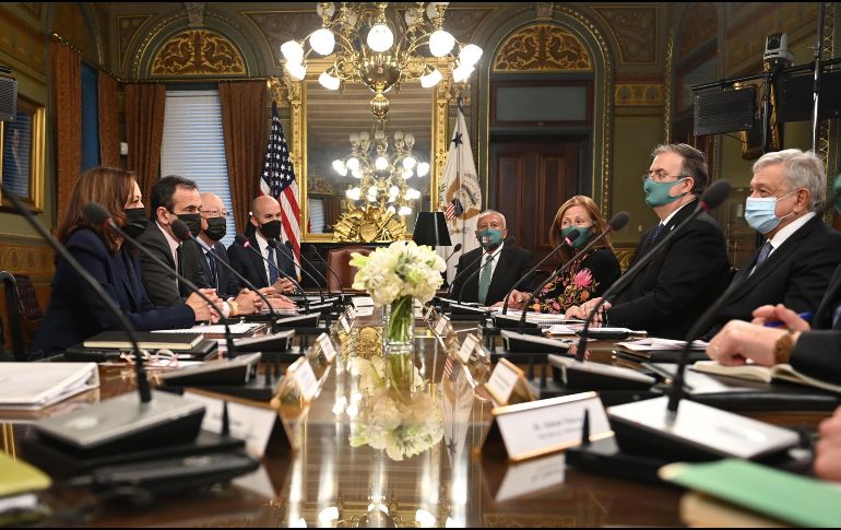 López Obrador (d) durante la reunión con Harris (i) en Washington, DC. AFP/B. Smialowski