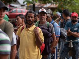 A pesar del agudo cansancio que muestran, los migrantes avanzarán este día hacia la comunidad de Campo Nuevo, agencia de Sayula de Alemán, ubicado a 8 kilómetros más de distancia. EFE/A. HERNÁNDEZ