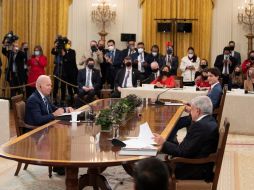 En la Cumbre de Líderes en Washington, López Obrador también propuso a Biden y Trudeau que diseñen una estrategia para reducir la dependencia de las importaciones de Asia. EFE/EPA/C. Kleponis