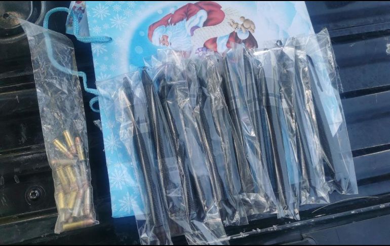Se aseguró una bolsa de regalo que contenía 11 armas de fuego tipo pluma, además de 19 cartuchos aparentemente calibre .22. CORTESÍA/POLICÍA DE GUADALAJARA