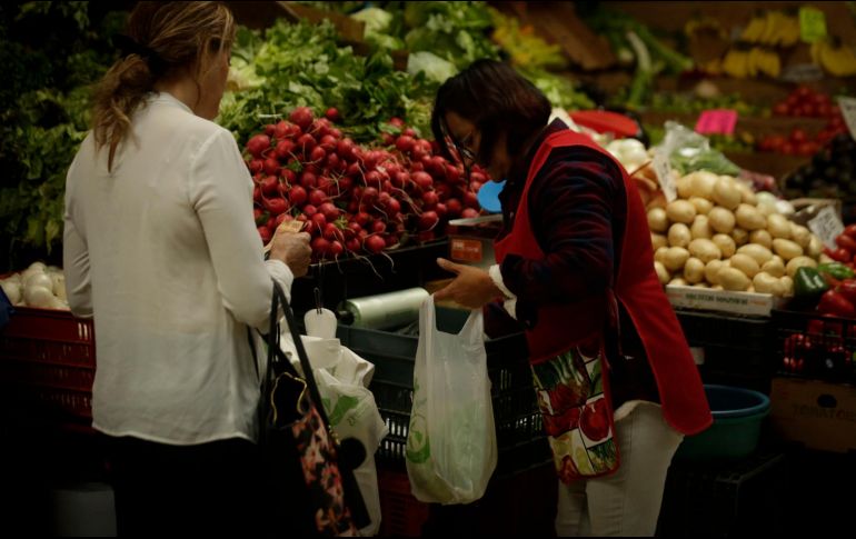 Con el nuevo plazo podría haber retrocesos en Estados donde ya no se entregan bolsas de plástico para portar las compras. EL INFORMADOR/Archivo