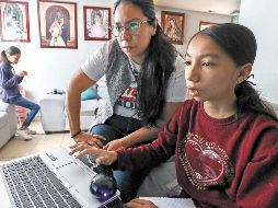 En todos los casos de nuevo ingreso al programa en los que la o el becario sea menor de edad, será indispensable que acuda con su padre, madre o tutor a realizar su trámite. SUN / ARCHIVO