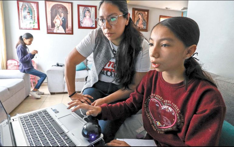 En todos los casos de nuevo ingreso al programa en los que la o el becario sea menor de edad, será indispensable que acuda con su padre, madre o tutor a realizar su trámite. SUN / ARCHIVO