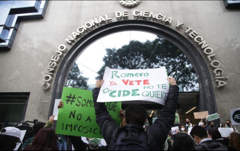 Investigadores, profesores y alumnos del CIDE se manifestaron este viernes frente al Conacyt, en Ciudad de México. SUN/C. Mejía