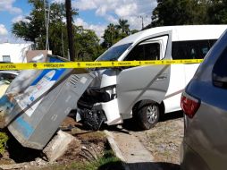 La conductora fue liberada por los bomberos con el equipo hidráulico, ya que aparentemente estaba prensada entre los fierros del automotor. CORTESÍA/POLICÍA ZAPOPAN