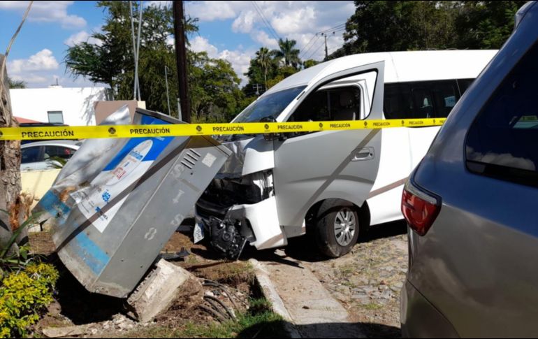 La conductora fue liberada por los bomberos con el equipo hidráulico, ya que aparentemente estaba prensada entre los fierros del automotor. CORTESÍA/POLICÍA ZAPOPAN