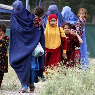 Afganistán: Mujeres enfrentan terribles carencias al no poder trabajar
