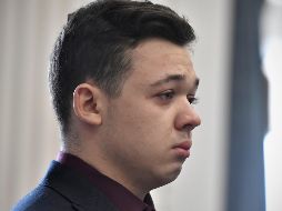Kyle Rittenhouse al escuchar que el jurado lo absolvió de todos los cargos, en la corte en Kenosha, Estados Unidos. AP/The Kenosha News/S. Krajacic