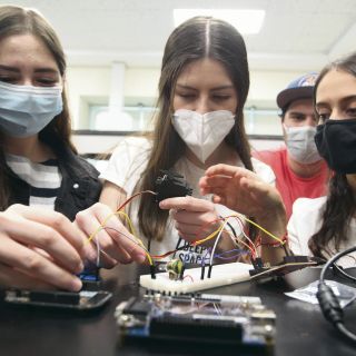 Equipo liderado por universitarias crea un robot para explorar Marte