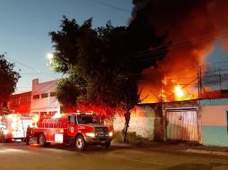El incendio generó una intensa columna de humo negro visible desde diferentes puntos de la ciudad. ESPECIAL