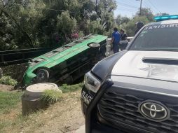 El siniestrado fue un camión de la ruta 171 que salió de la cinta asfáltica y cayó un canal, donde quedó volcado sobre su costado derecho. ESPECIAL / Protección Civil y Bomberos Zapopan