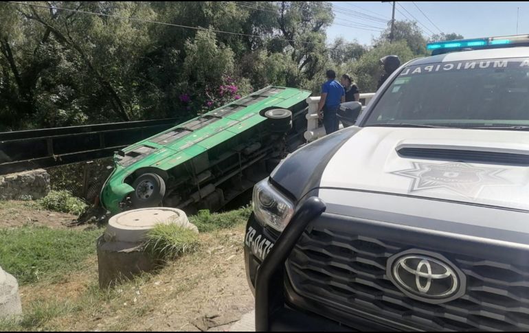El siniestrado fue un camión de la ruta 171 que salió de la cinta asfáltica y cayó un canal, donde quedó volcado sobre su costado derecho. ESPECIAL / Protección Civil y Bomberos Zapopan