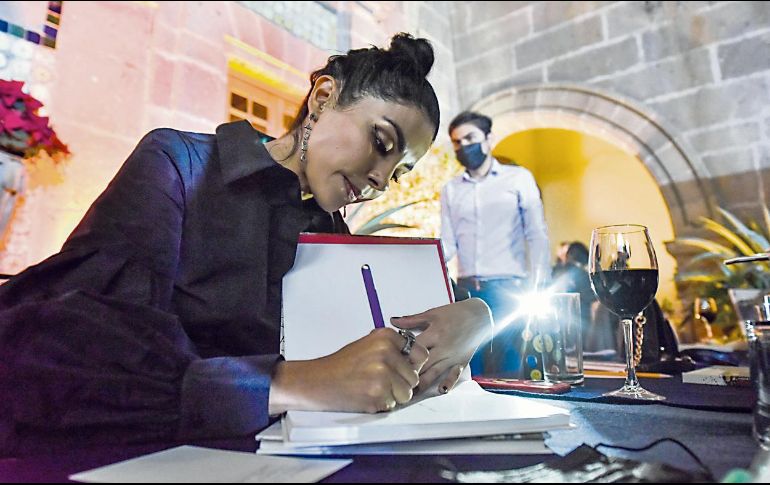 Paola Ávalos. La artista presentó su primer libro, “Grabar a Fuego. La expresión de la encáustica”. ESPECIAL