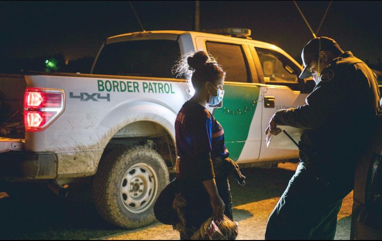 Según cifras oficiales, aproximadamente el 55% de los migrantes encontrados por la Patrulla Fronteriza son expulsados de regreso a sus países de origen. AFP/B. Bell