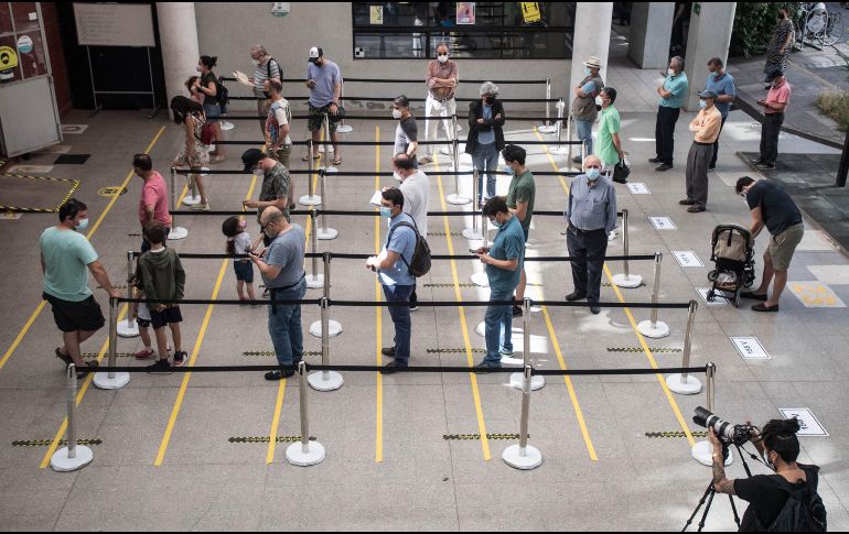 Ciudadanos votan en una casilla en Santiago, Chile. Más de 15 millones de ciudadanos fueron llamados a votar este domingo. Xinhua/J. Villegas