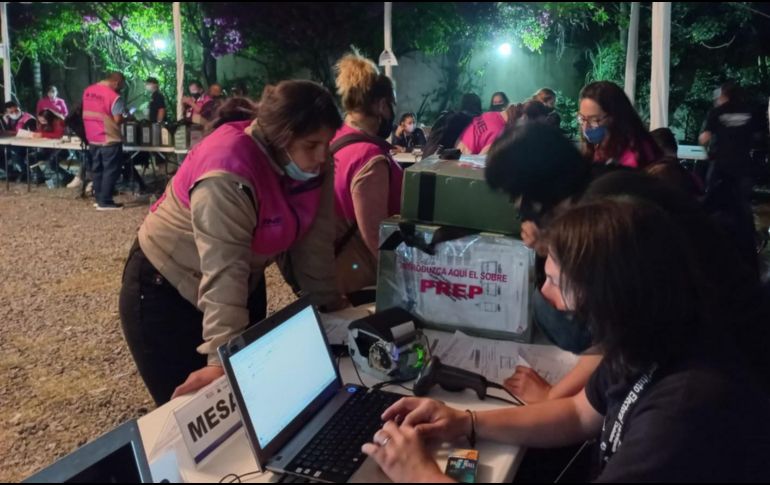El consejo municipal electoral de Tlaquepaque recibe paquetes de los comicios de este domingo. TWITTER@iepcjalisco
