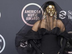 Cardi B y Billy Porter se robaron las miradas en la alfombra roja de los American Music Awards 2021. AFP/ AMY SUSSMAN, AP/ JORDAN STRAUSS