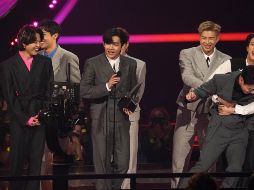 BTS se convirtió además en el primer grupo asiático en ganar el premio al Artista del Año en los AMA. AP / C. Pizzello