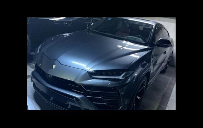 En un domicilio en Zapopan se aseguraron 14 vehículos de lujo y  una motocicleta. ESPECIAL/FGR