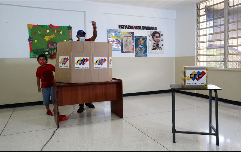 El presidente de la Asamblea Nacional de Venezuela, Jorge Rodríguez, asiste a votar en Caracas, Venezuela. EFE/R. Peña