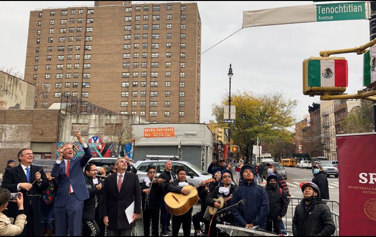 Además de mariachis, inmigrantes mexicanos acudieron a la ceremonia y se tomaron fotos junto a Ebrard. AP/C. Torrens