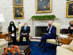 AMLO asegura que todo le molesta a los opositores a su gobierno, y una de ellas, señala, es que en su reciente reunión en la Casa Blanca con su homólogo de Estados Unidos, Joe Biden, se sentó con las piernas abiertas y no las cruzó. AP / ARCHIVO