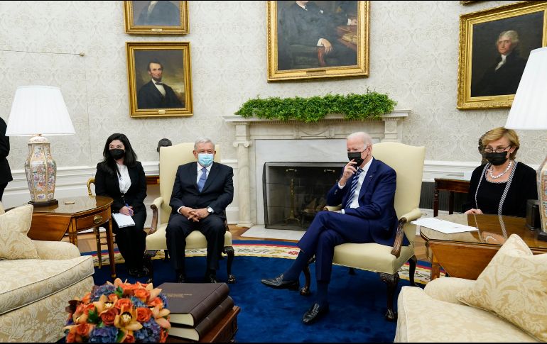 AMLO asegura que todo le molesta a los opositores a su gobierno, y una de ellas, señala, es que en su reciente reunión en la Casa Blanca con su homólogo de Estados Unidos, Joe Biden, se sentó con las piernas abiertas y no las cruzó. AP / ARCHIVO