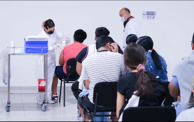 Menores de 15 a 17 años comenzaron a recibir la vacuna anti COVID-19 este martes en 39 unidades médicas de Jalisco. ESPECIAL/SSJ